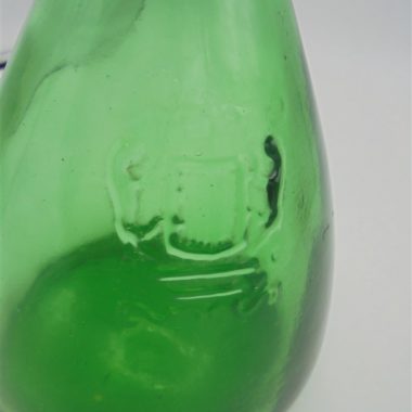 carafe en verre vert ecusson lions