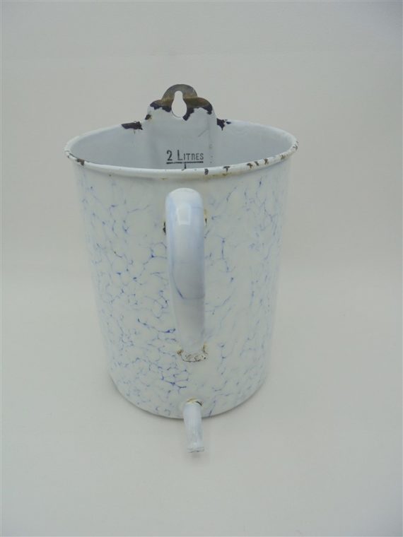 ancien pot emaille fontaine blanc bleu nuageux