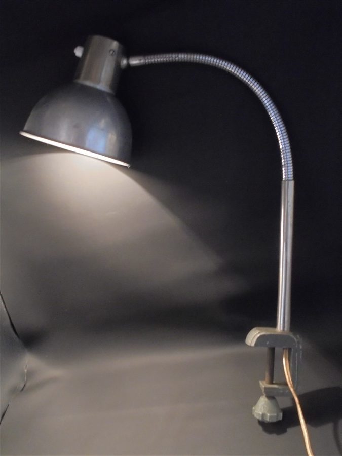 Lampe d'atelier flexible à étau années 50 - Monsieur le Chineur