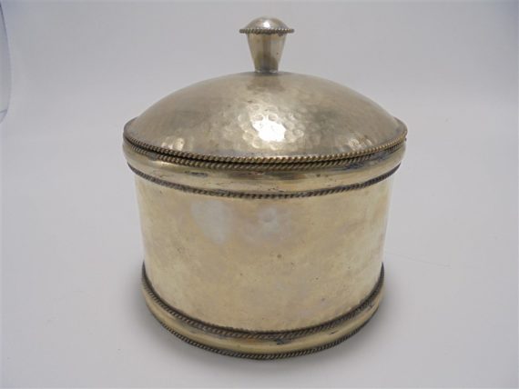 boite cylindrisue en metal repousse couleur argent artisanat marocain