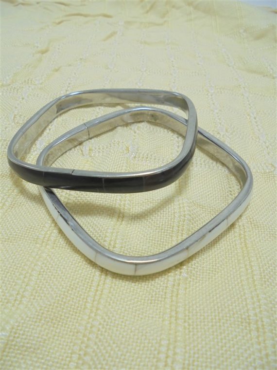 paire de bracelets carres imitation nacre noir blanc et metal couleur argent