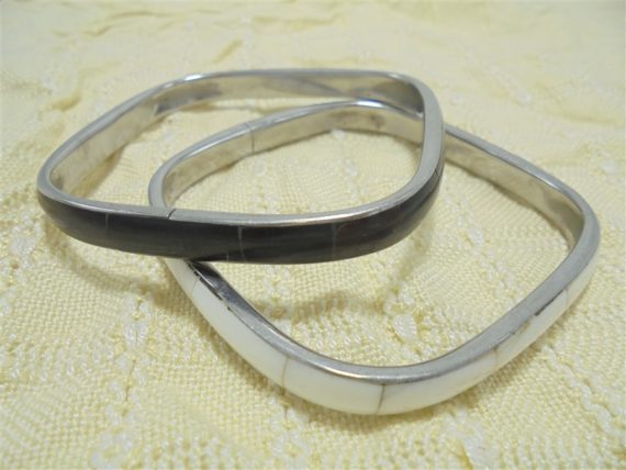 paire de bracelets carres imitation nacre noir blanc et metal couleur argent