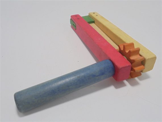 ancien jouet en bois crecelle multicolore