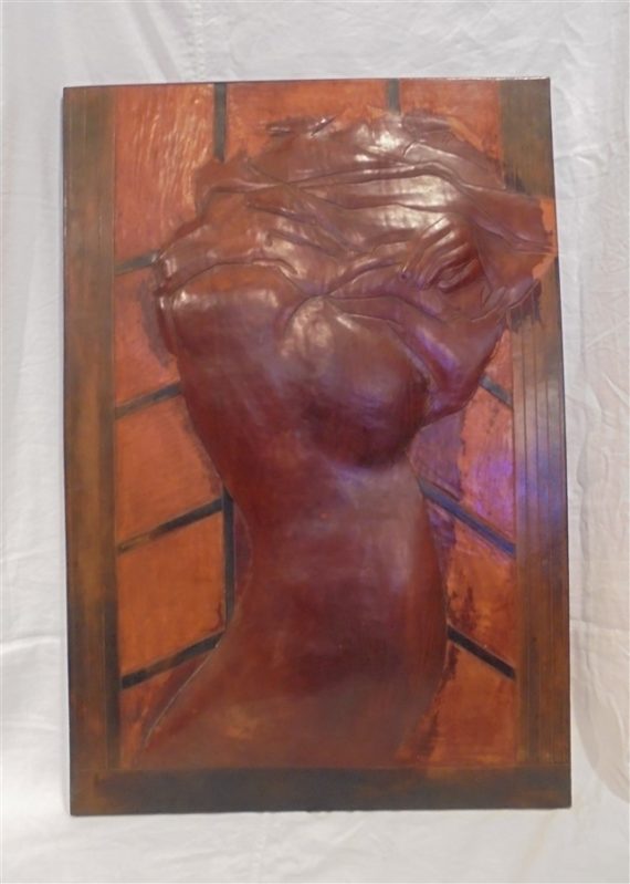 grand tableau en cuir femme nue en relief