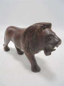 lion sculpture en bois