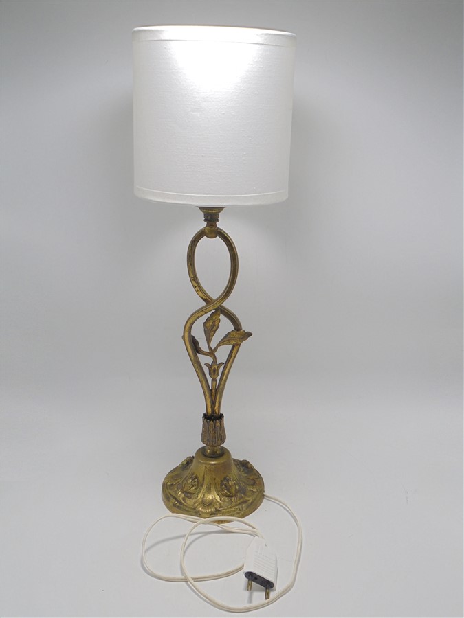 Lampe pied en bronze décor floral – Sélection Brocante