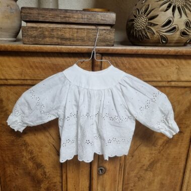 Ancienne brassiere bebe en broderie anglaise