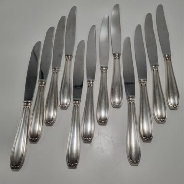 12 couteaux de table en inox et métal argenté