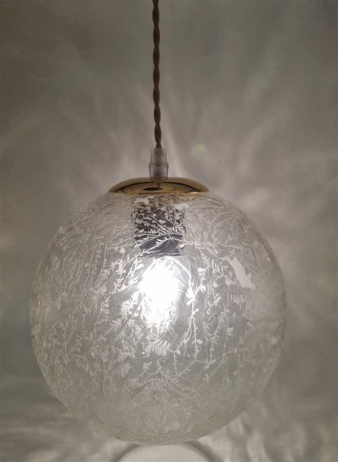 suspension globe en verre givre decor vegetal