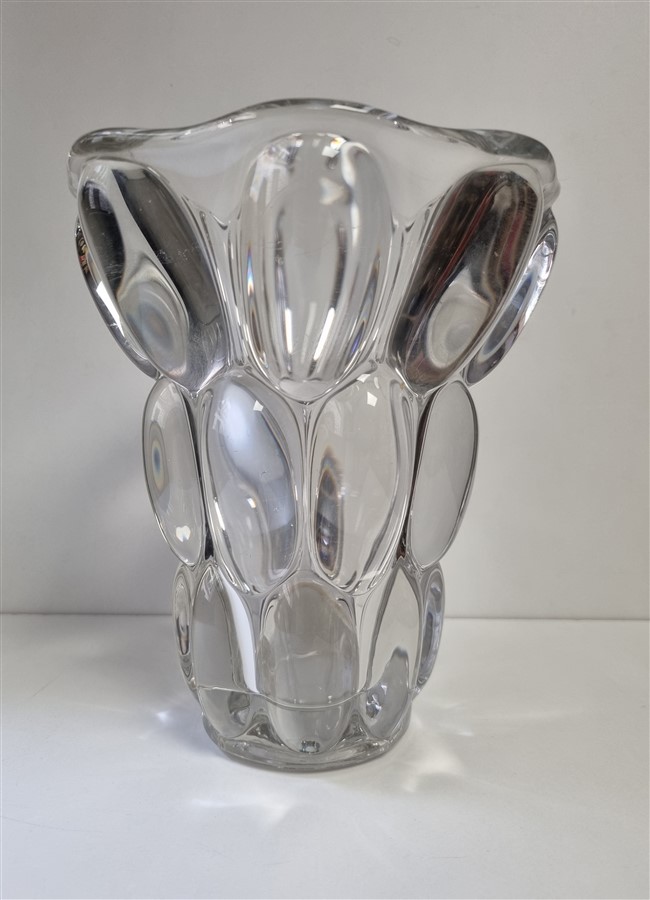 vase en cristal de sevres modele etrusque