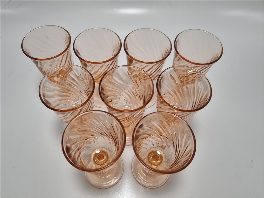 Ensemble de 9 verres à digestif en verre rose