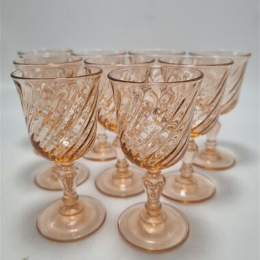 Ensemble de 9 verres à digestif en verre rose