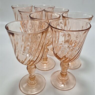 Set de 8 petits verres à pied en verre rose