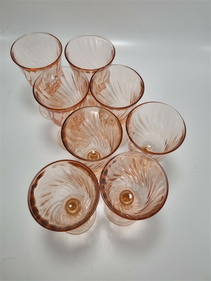 Set de 8 petits verres à pied en verre rose