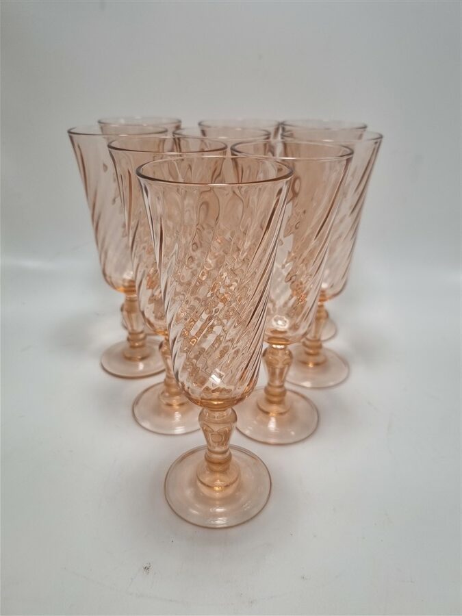 Set de 9 flûtes vintage en verre rose