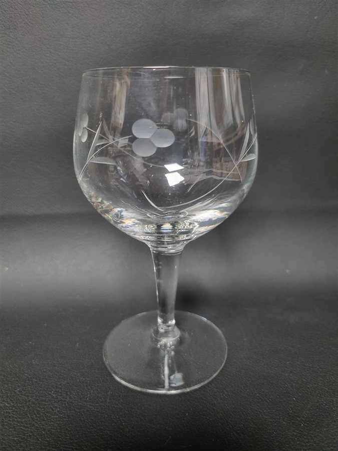 Serie de 6 verres a pied au decor floral cisele