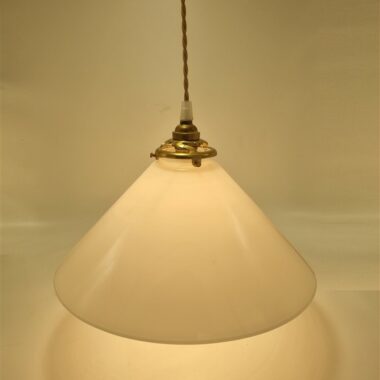 Suspension conique en opaline blanche